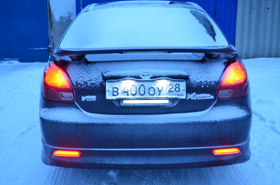 Фара на задний бампер. Веросса задний бампер. Задний бампер Тойота Веросса. Toyota Verossa светлые стоп сигналы. Катафот заднего бампера тойоту Веросса.