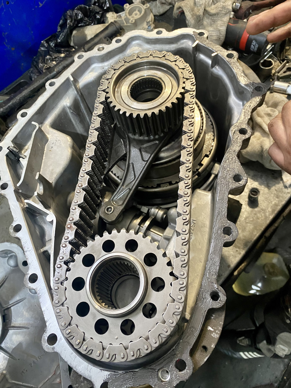 Большая чать раздатки. Именно вот так она собирается, а затем одевается малая часть — Mercedes-Benz GL-Class (X164). Запчасти на фото: 4419100