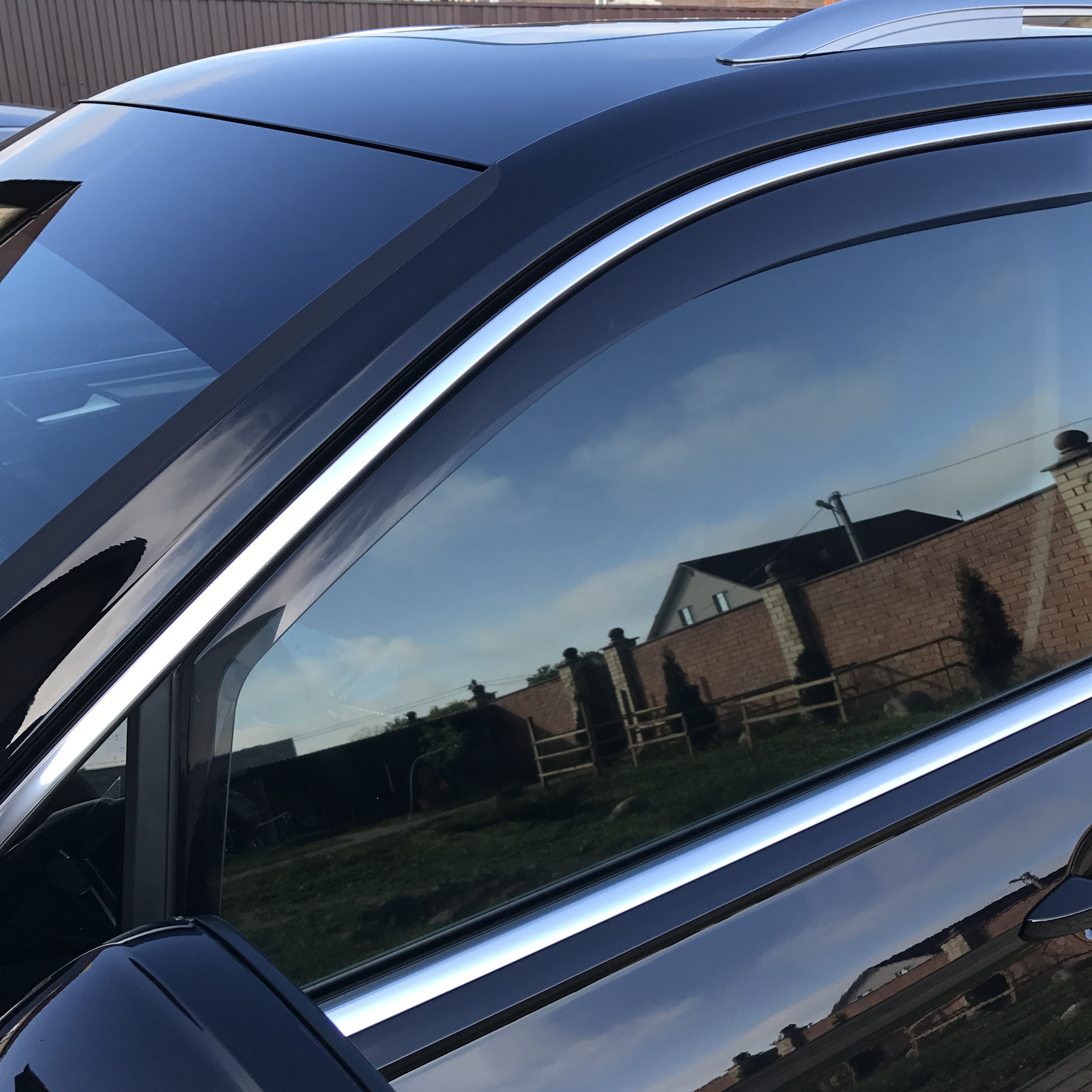 Ветровики на окна автомобиля штраф. Дефлекторы окон Vinguru Volkswagen Tiguan. Дефлекторы на окна Фольксваген Тигуан 2. Дефлекторы на окна Тигуан 2019. Tiguan 2 ветровики.