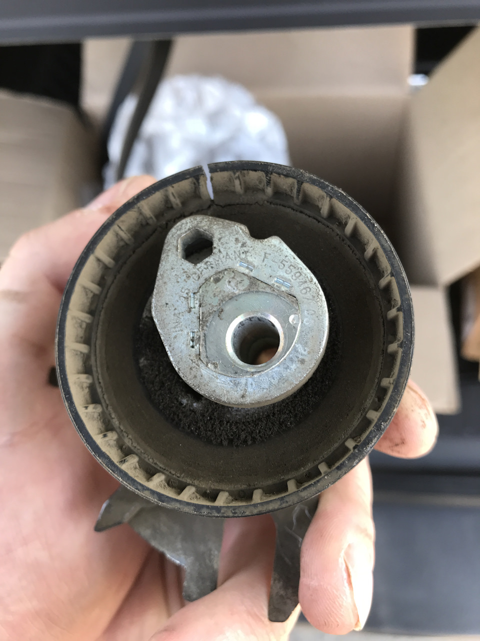 Ролик треснул((( — Ford Kuga (2G)