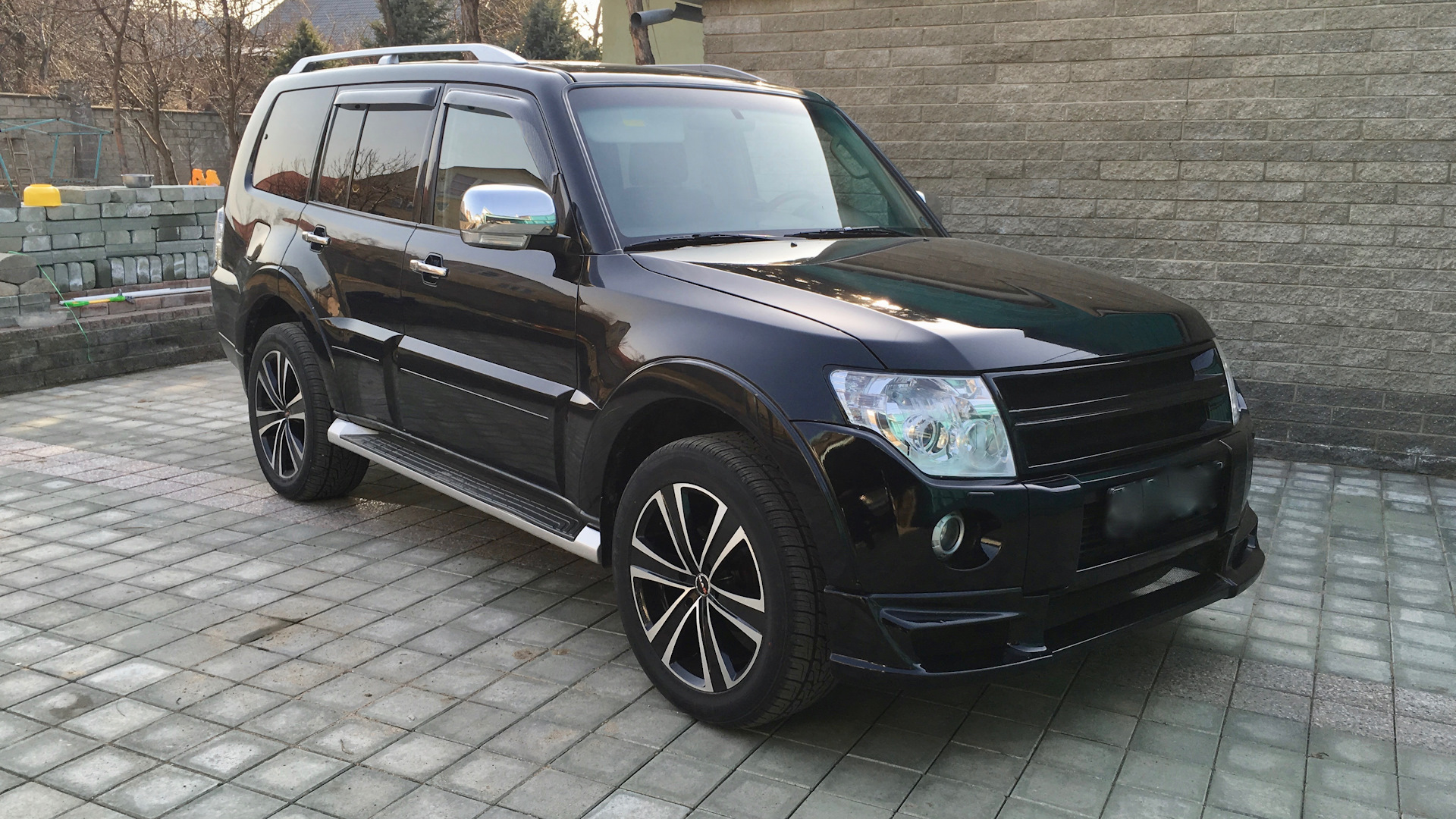 Мицубиси паджеро 4 отзывы. Mitsubishi Pajero 4. Mitsubishi Pajero 4 черный. Mitsubishi Pajero 4 черные диски. Mitsubishi Pajero 2008 Tuning.