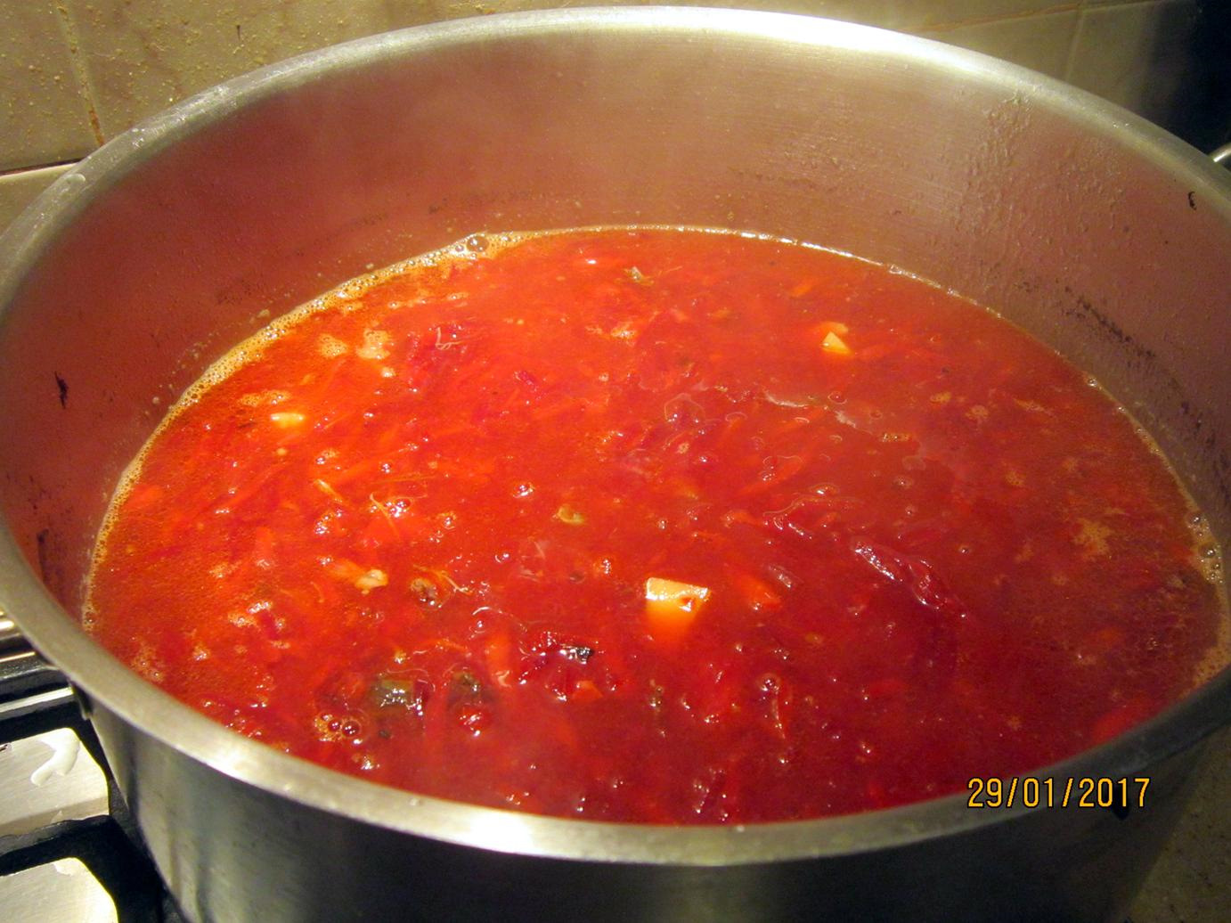 Подача борща с лимоном. Быстрое и легкое приготовления борща. Украинский борщ. Можно ли в борщ добавить лимонную. Борщ с лимоном.