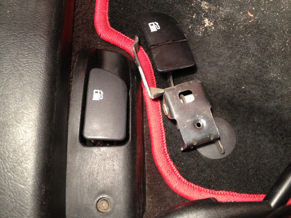 Где находится лючка бензобака. Opel Astra 2013 кнопка бензобака. 81570-2d200. Рычаг открывания багажника Infiniti g37.