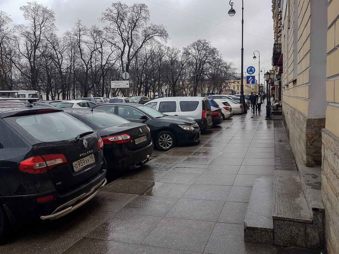 Час парковки в спб. Стоянка в центре Питера. Парковка в центре СПБ. Парковка в центре Санкт-Петербурга. Парковка в центре СПБ автомобили.
