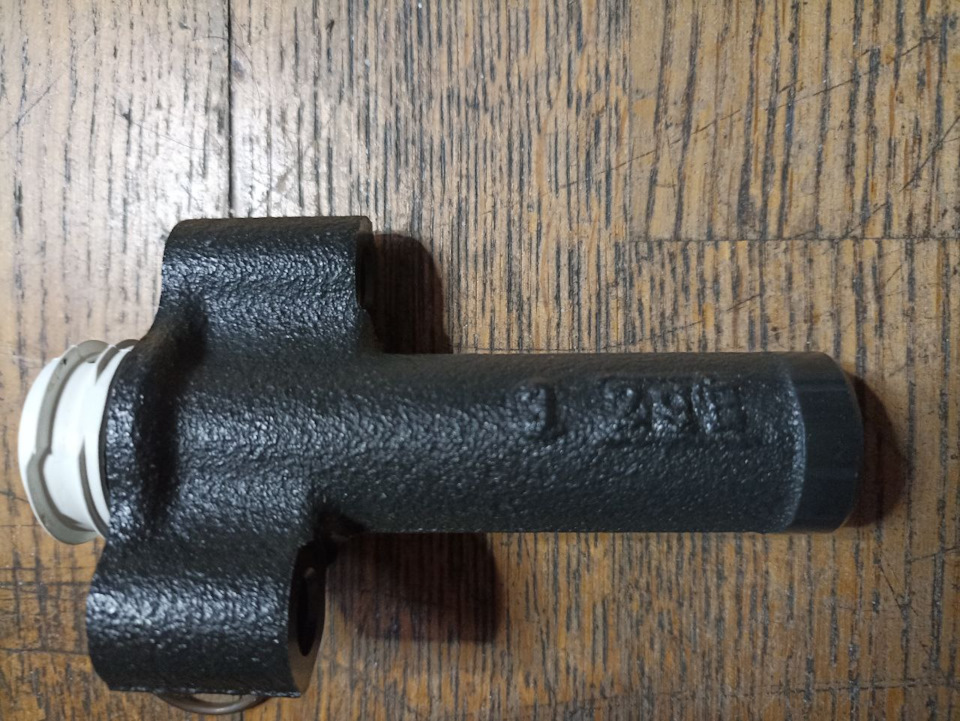 А в ней сидит вот эта дюймовочка: прикручиваем по месту, вытаскиваем чеку, и ремень натягивается. — Toyota 4Runner (2G)