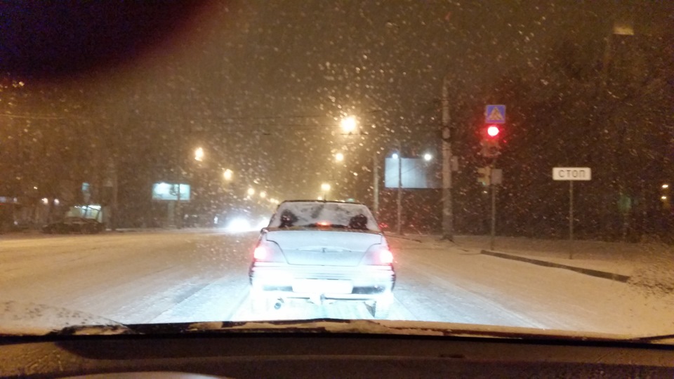 Снег выпавший ночью и еще не. Снег выпавший ночью и еще не. Шерегеш пожар. В красноярске выпал снег сегодня. Езда в сильный снегопад ночью.