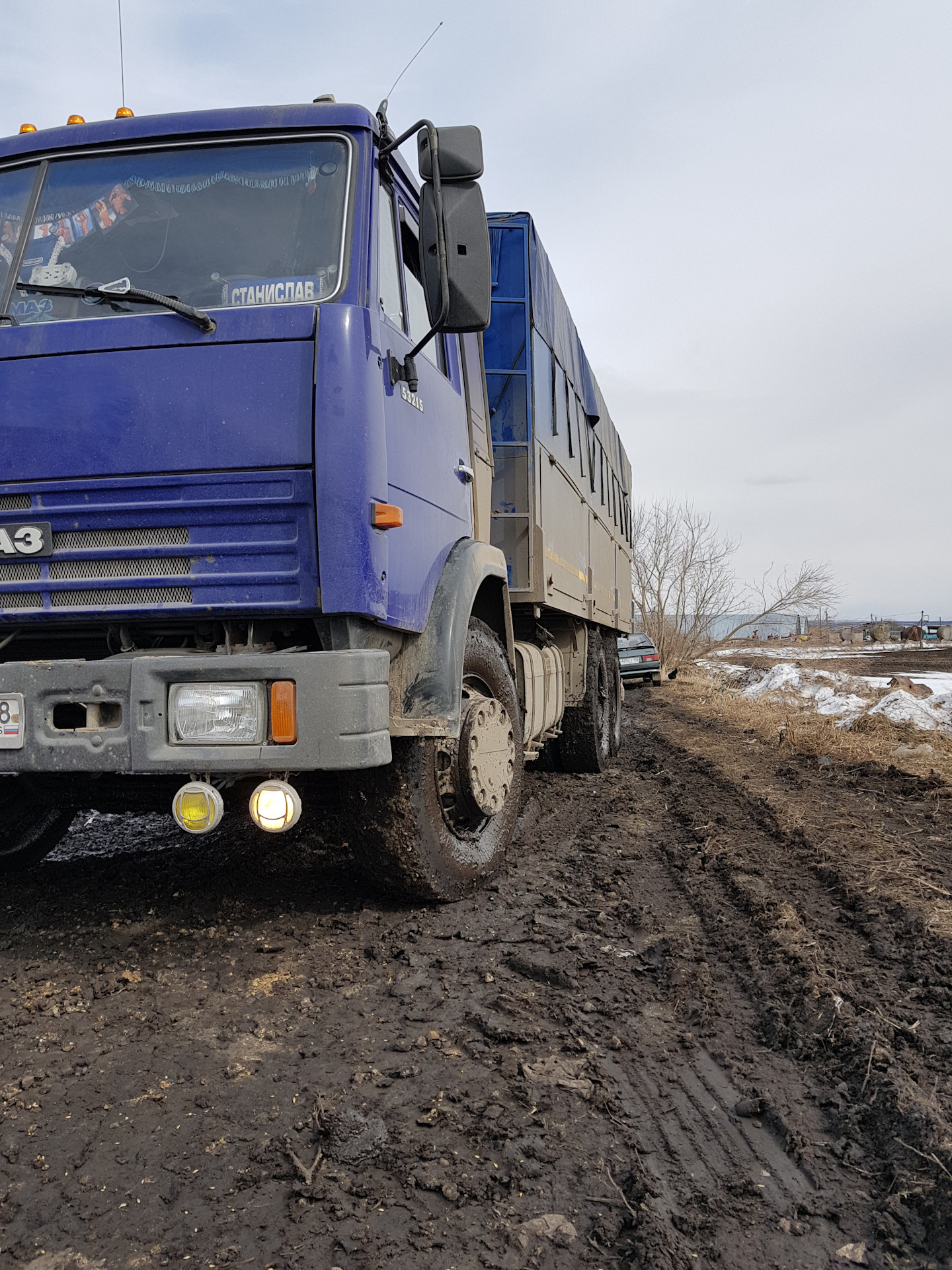 Маз едет по грязи