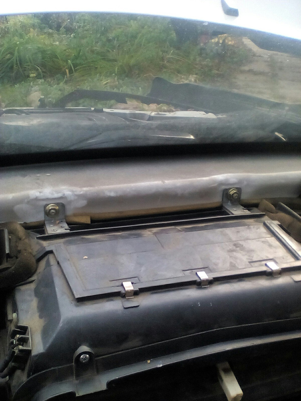 с верху на корпусе есть две гаечки, снимаем их — Mercedes-Benz 190 (W201)