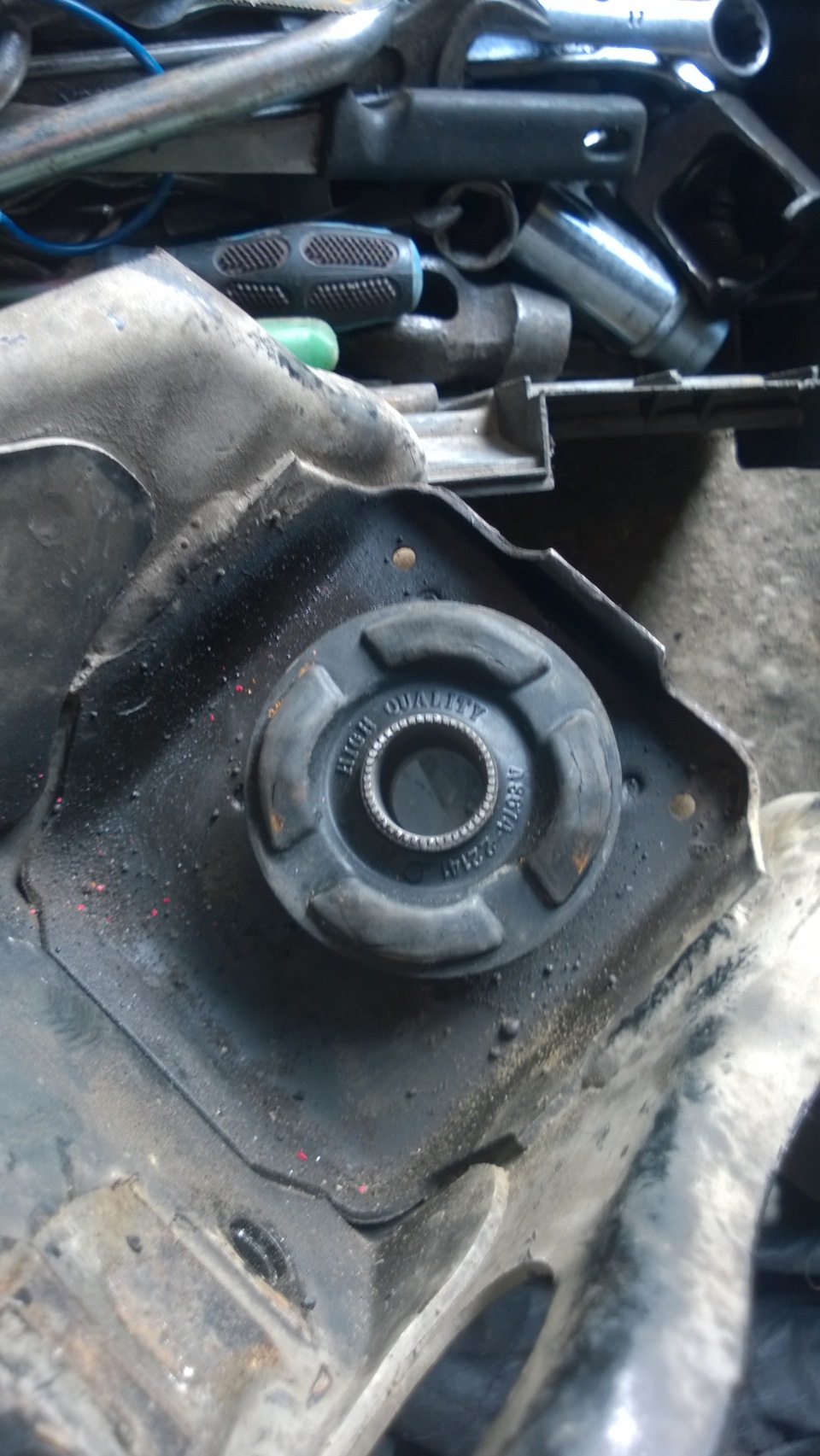 Замена сайлентблоков реактивных тяг — Toyota Mark II (80), 2 л, 1989 ...