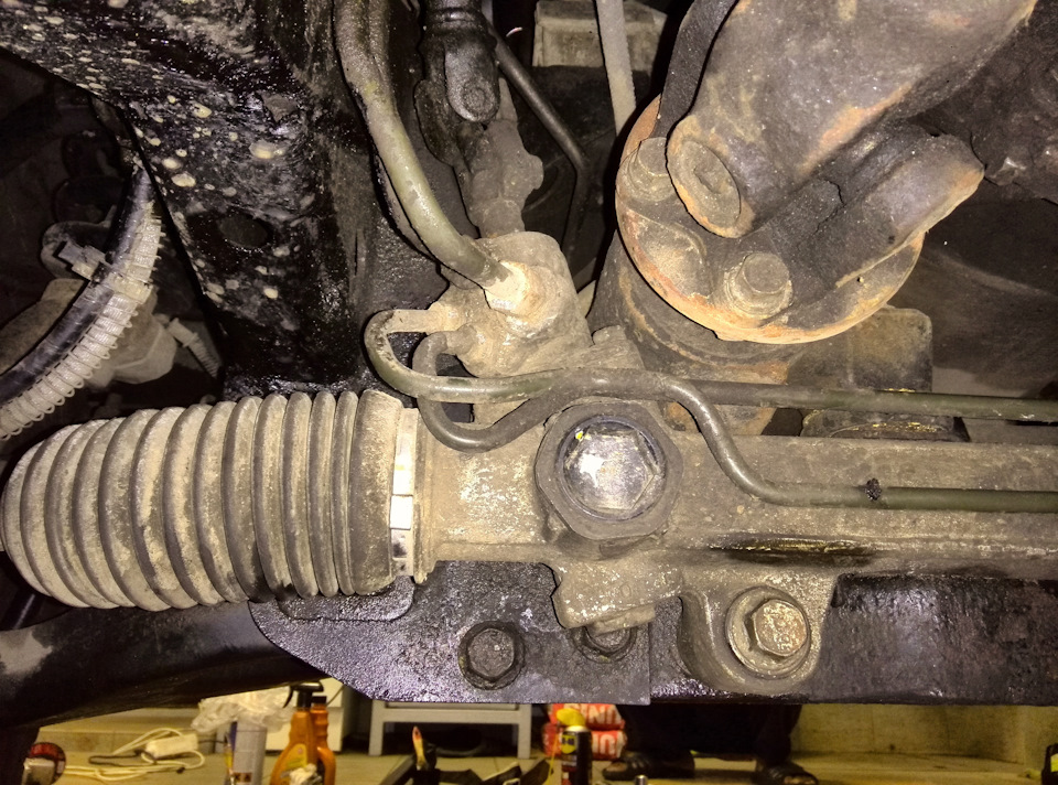 Левое крепление штатное — жёстко к поперечине рамы двумя болтами. — SsangYong Kyron