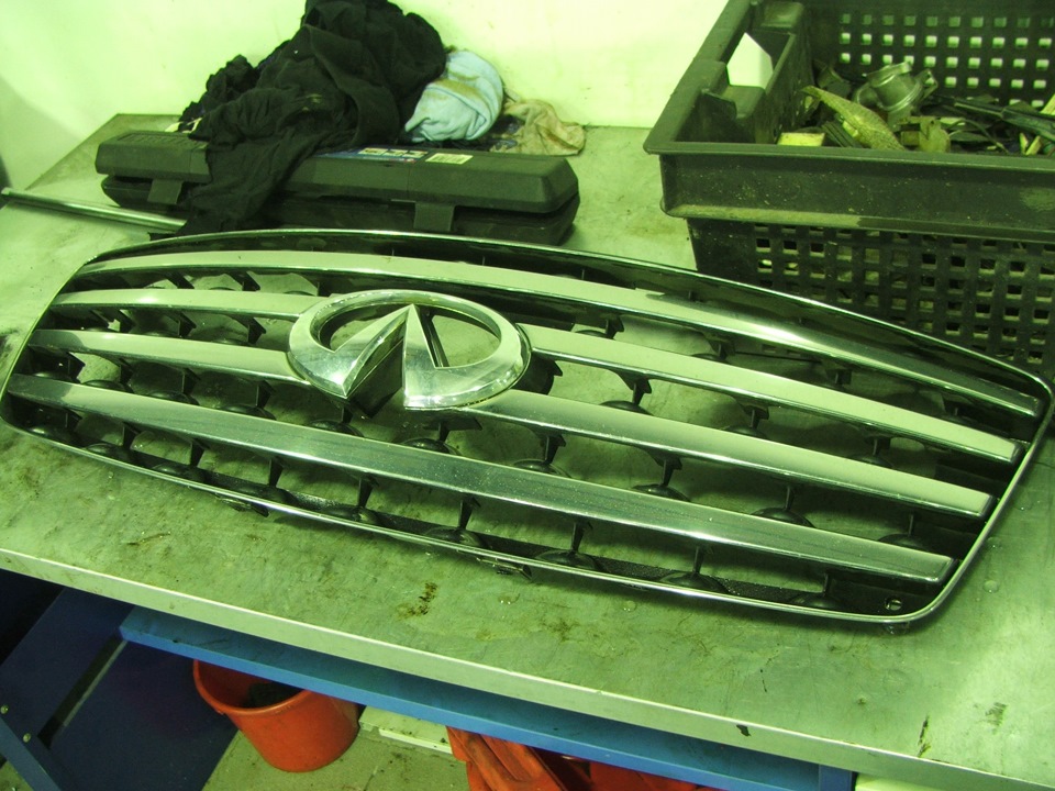 Решетка фасон. Бмв е65 покраска решетки. Как быстро покрасить решетку на окнах. Инфинити фх покраска решетки. Решетка крайслер 300m.