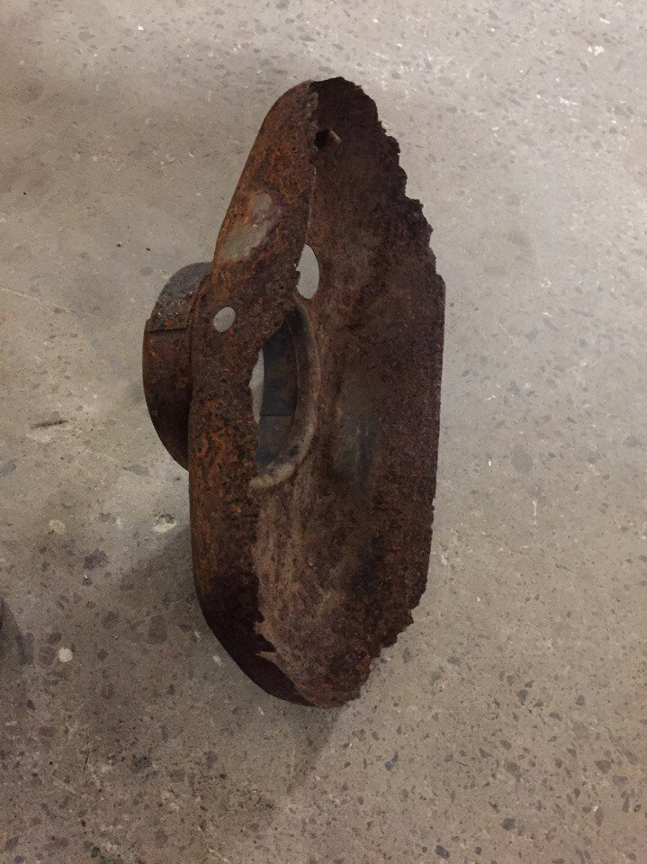 уже покрашен преобразователем ржавчины, кислотным грунтом, грунтом 4+1, и черной краской — Москвич 407