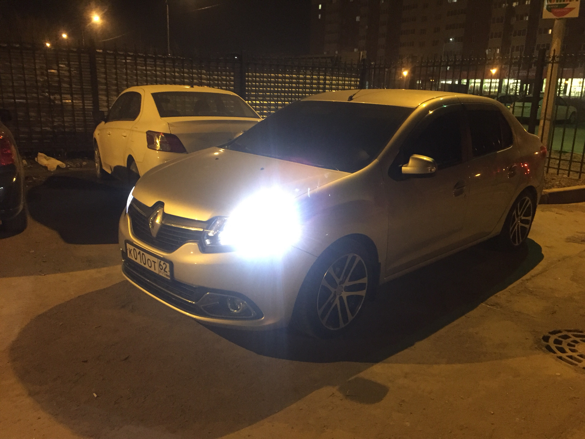 Рено логан свет. Ксенон на Рено Логан. Renault Logan 2 свет фар. Ксенон на Логан 2. Лампочки для Рено Логан 2 ксенон.