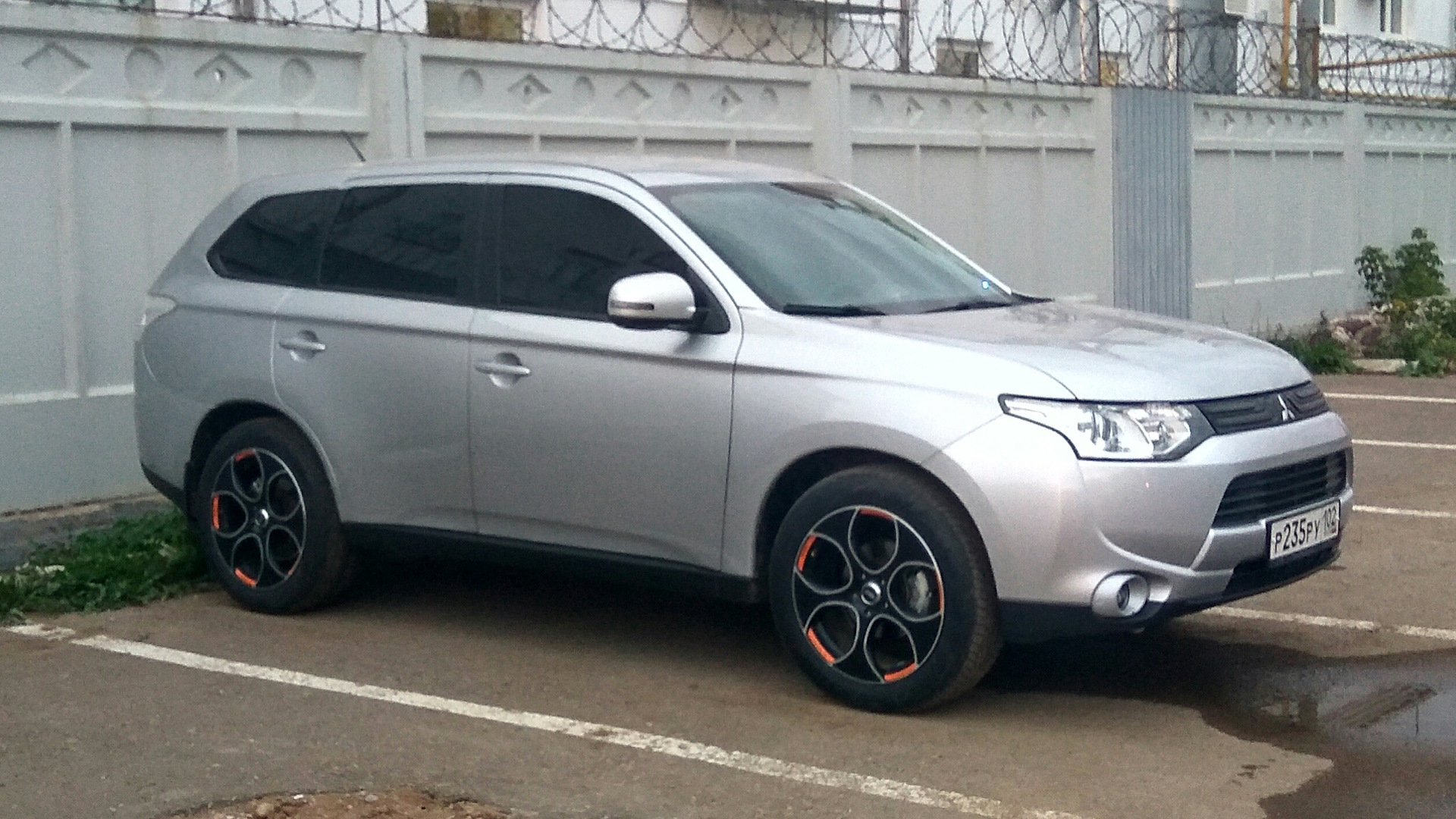 Диски аутлендер. Mitsubishi Outlander 2014 на r16. Mitsubishi Outlander 3 черные диски. Диски Аутлендер r20 белый. Митсубиси Аутлендер 2014 на литье.