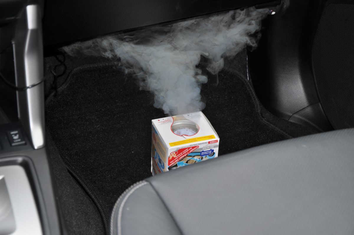 Как устранить неприятный запах в машине. Дымовая шашка в салон автомобиля. Дымовой освежитель салона. Дымовой освежитель для авто. Дымовая шашка для кондиционера автомобиля.