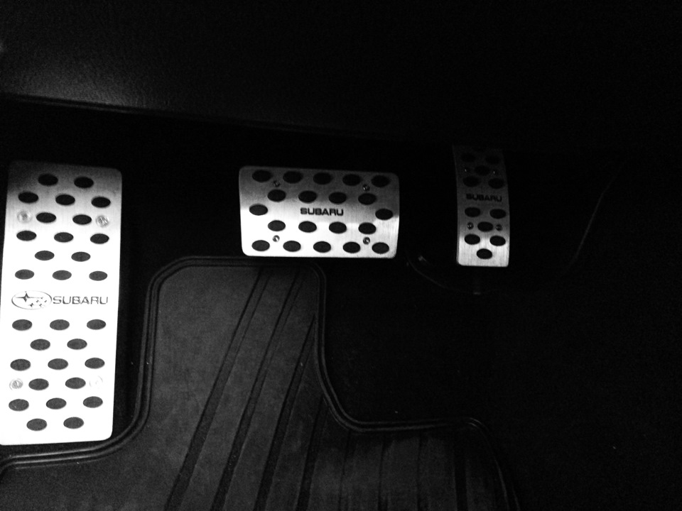 Сетка в "ноздри" бампера и накладки на педали. — Subaru Outback (BR), 2 ...