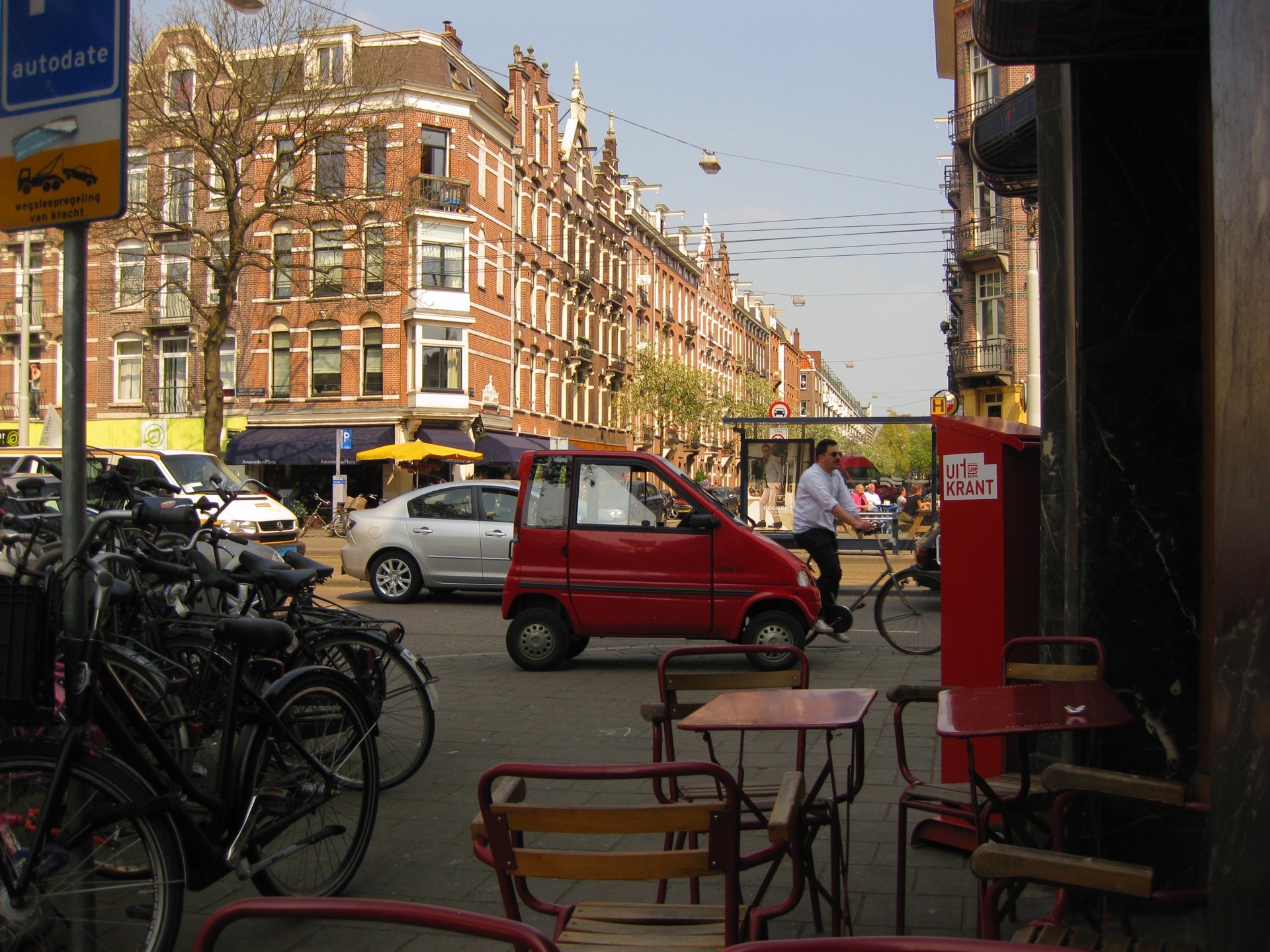 Автомобили на улицах и каналах Амстердама 