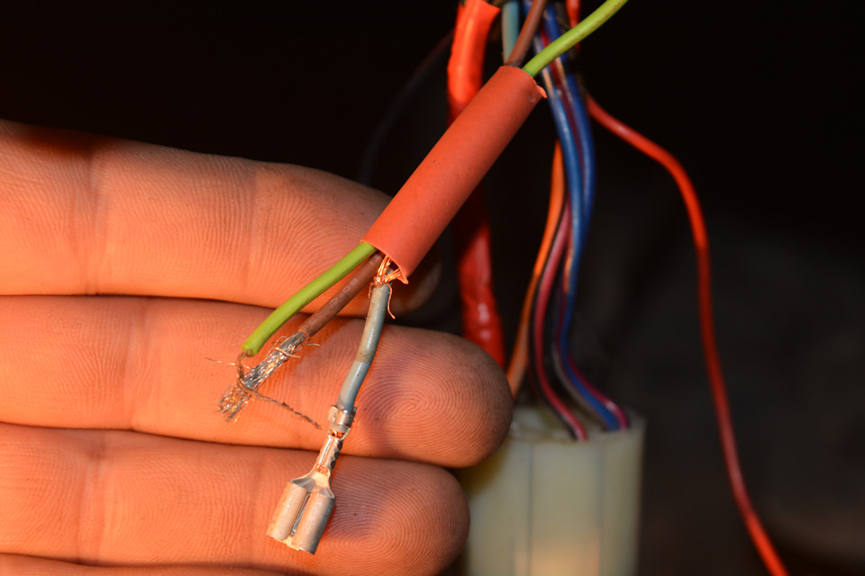 подключаем синий провод от аварийки к красной колодке к разьему №5( правый поворотник) — Lada 4x4 3D