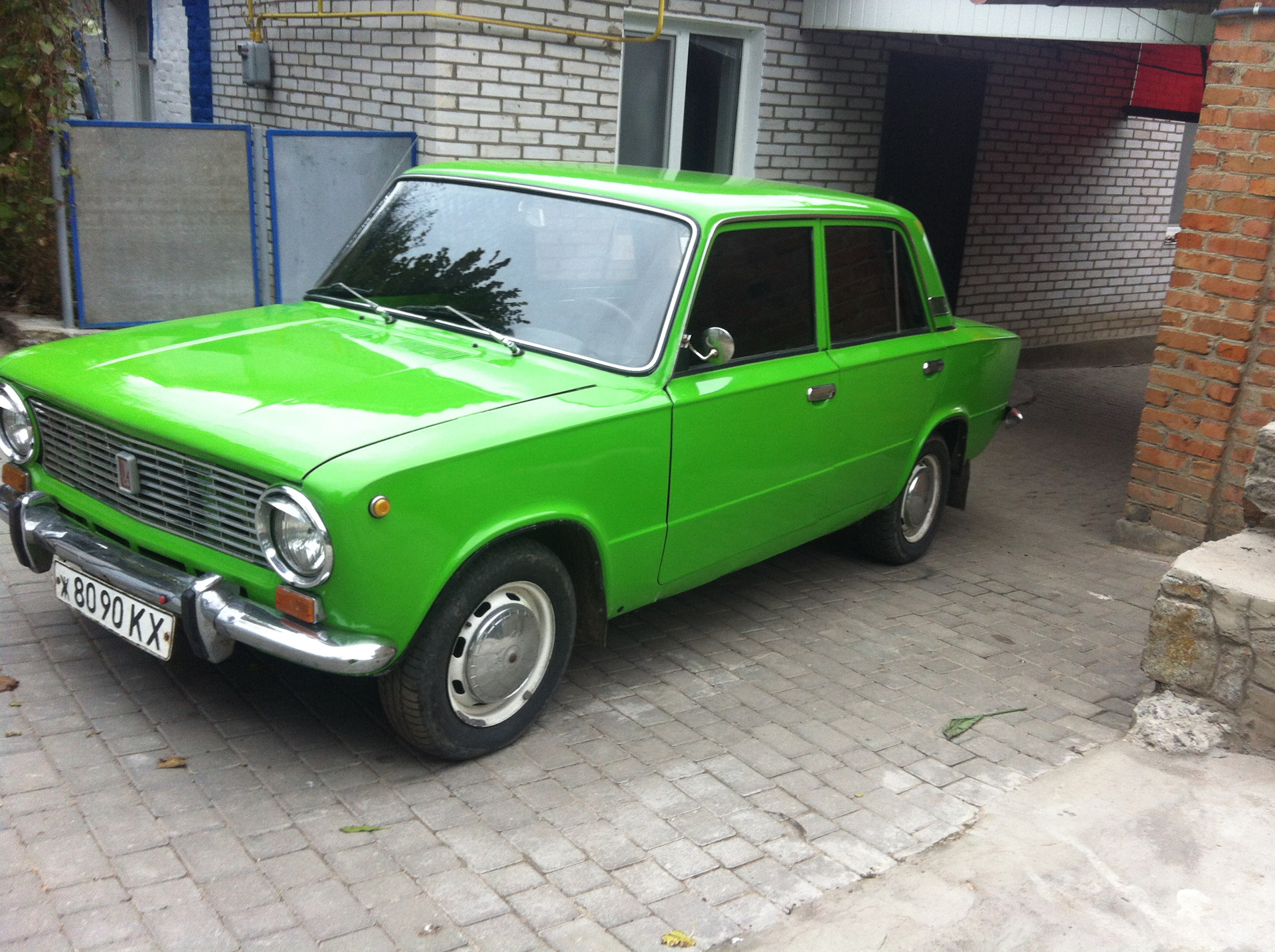 Зеленый цвет ваз. ВАЗ 21011 зеленый металлик. ВАЗ 21011 салатовый. ВАЗ-2101 Brilliant Green. ВАЗ 2101 цвет 325.