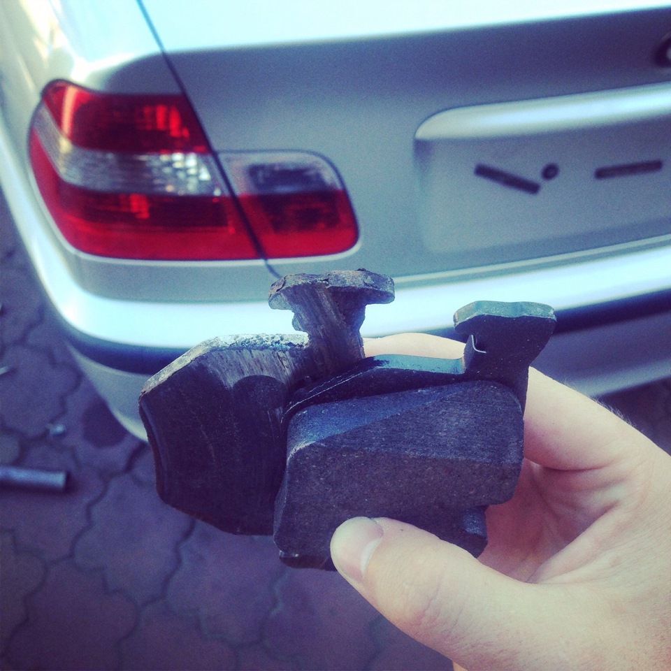Замена задних колодок — BMW 3 series (E46), 3 л, 2001 года | визит на ...