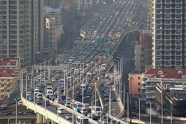 Феномен резонанса: волны пробок от одного торможения