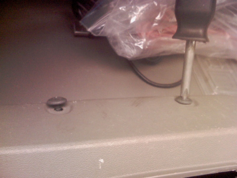 Туго открывается перчаточный ящик (бардачок) — Lada Калина седан, 1,6 л ...