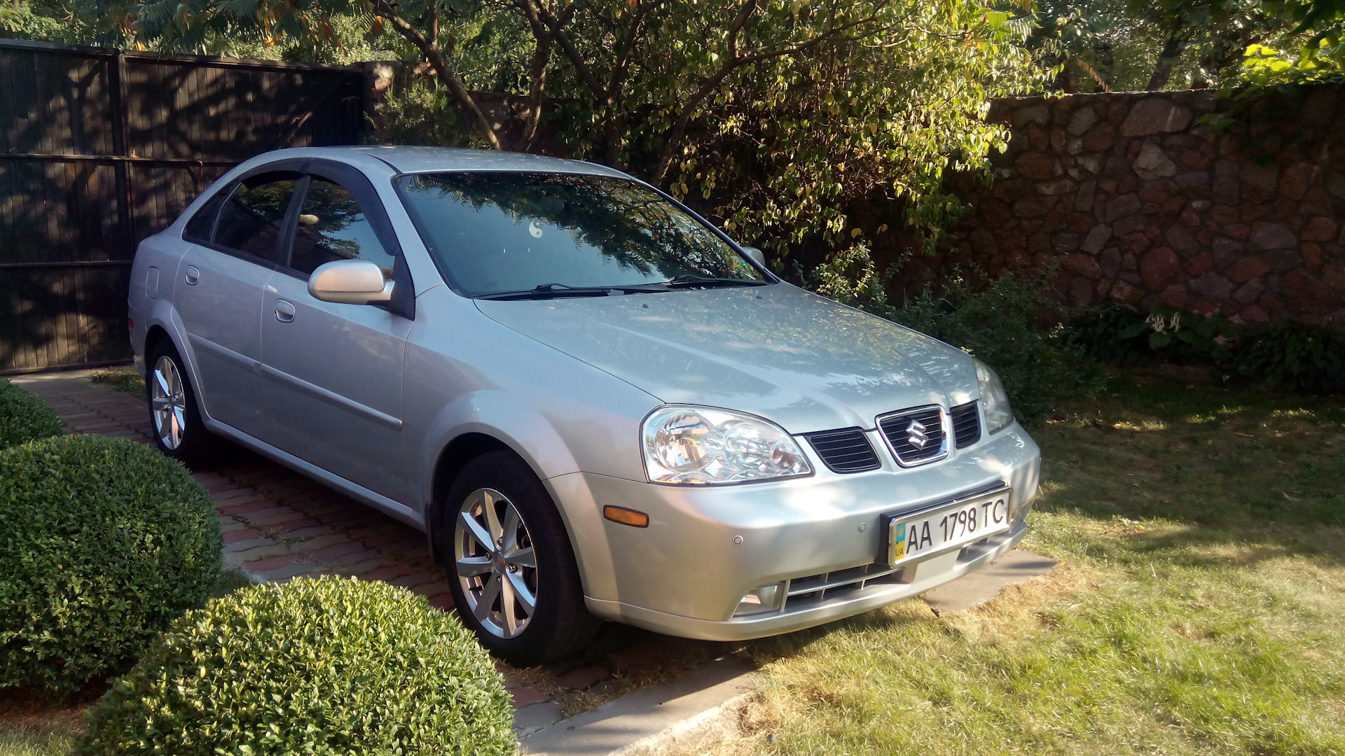 Suzuki forenza фото