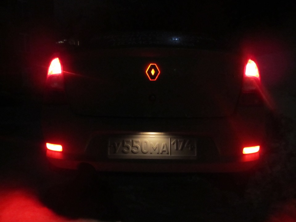 Лампочка заднего хода рено логан. Задний ход логан 1. Фонарь заднего хода логан 1. Рено логан 1 зад. Задние габариты рено логан 2.