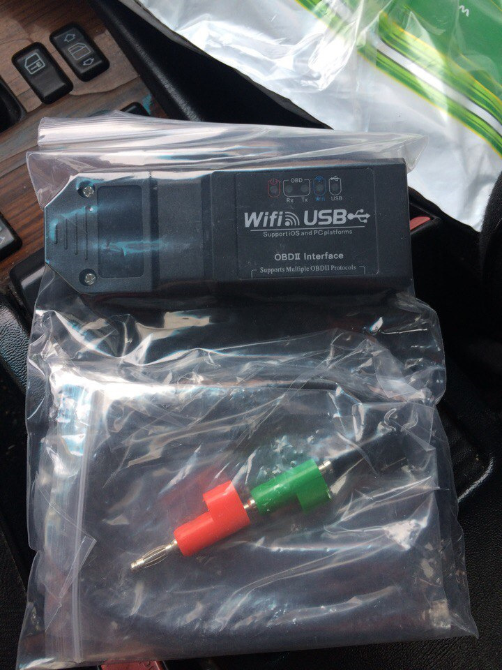 Я даже задался вопросом: может, Михаил специально подбирал пакетики под ширину адаптера с OBD разъемом, чтоб он там плотно-плотно сидел?) — Mercedes-Benz E-Class (W124)