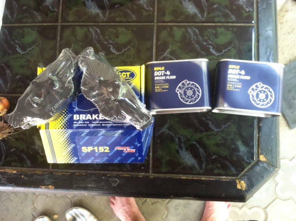 замена передних тормозных колодок и прокачка тормозов — BMW 5 series ...