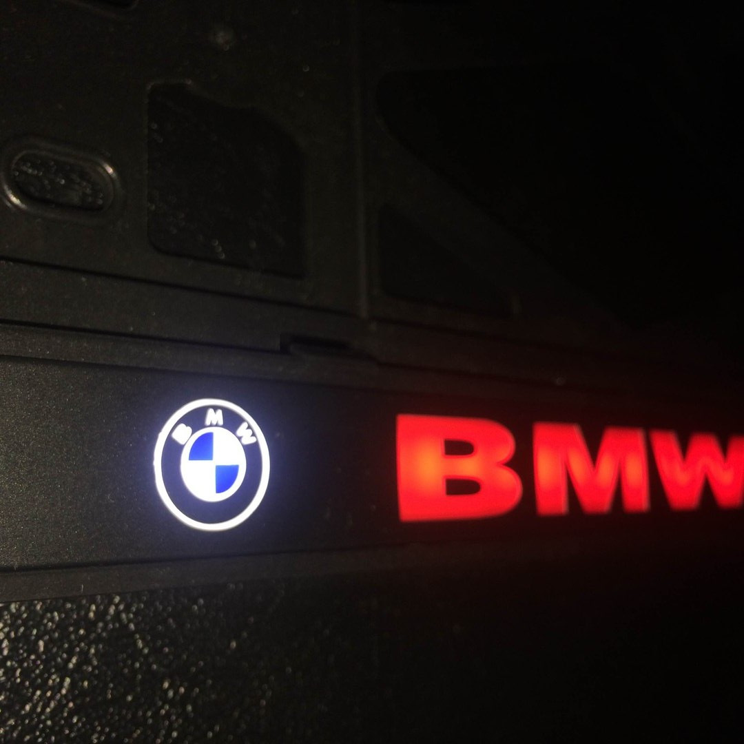 Подсветка логотипа купить. Рамка номерного знака с подсветкой ВАЗ 2123. Номерные рамки с подсветкой BMW x5. Led рамка номера с подсветкой BMW. Рамка номерного знака BMW.