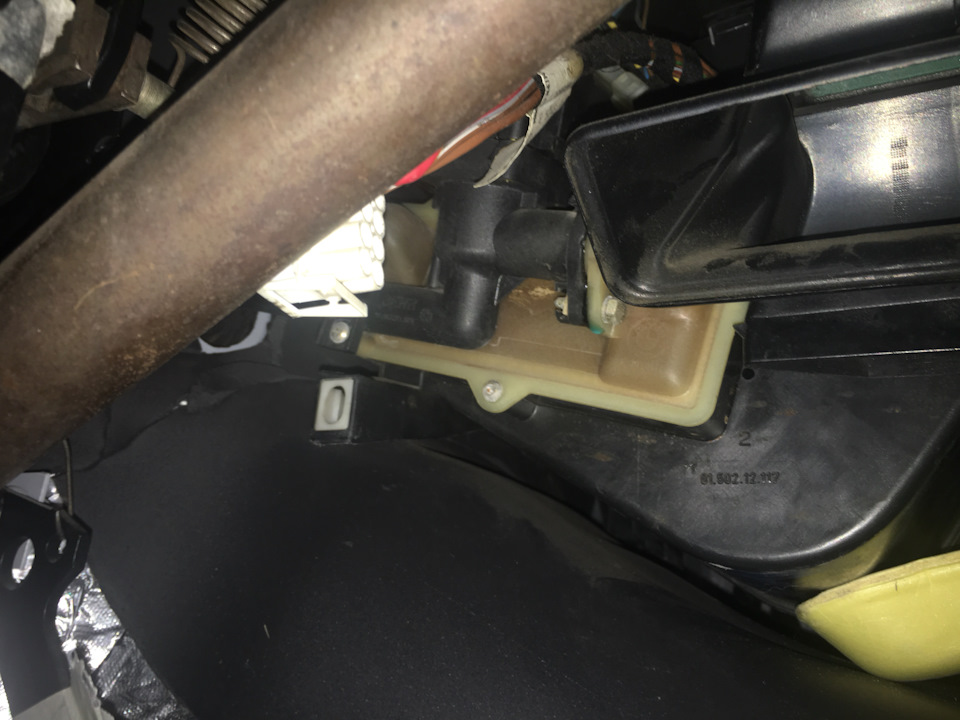 Потек радиатор печки или клапан — BMW 3 series Coupe (E30), 2,5 л, 1985 ...