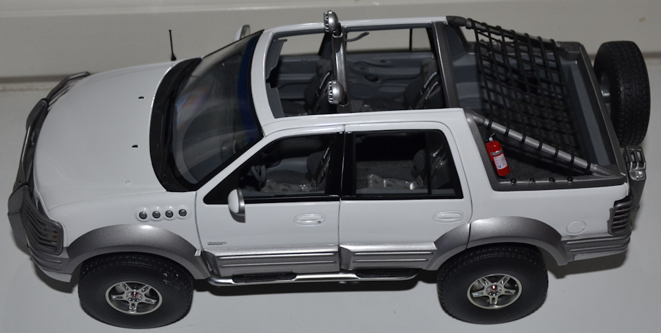 ミニカー Autoart 1/18 Ford EXPEDITION himalaya 1/18 AUTOart Ford Expedition Himalaya (white) 1999 - YouTube