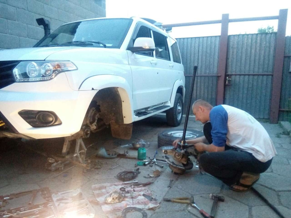 Замена сальника моста. Регулировка шкворней. — УАЗ Patriot, 2,7 л, 2015 ...