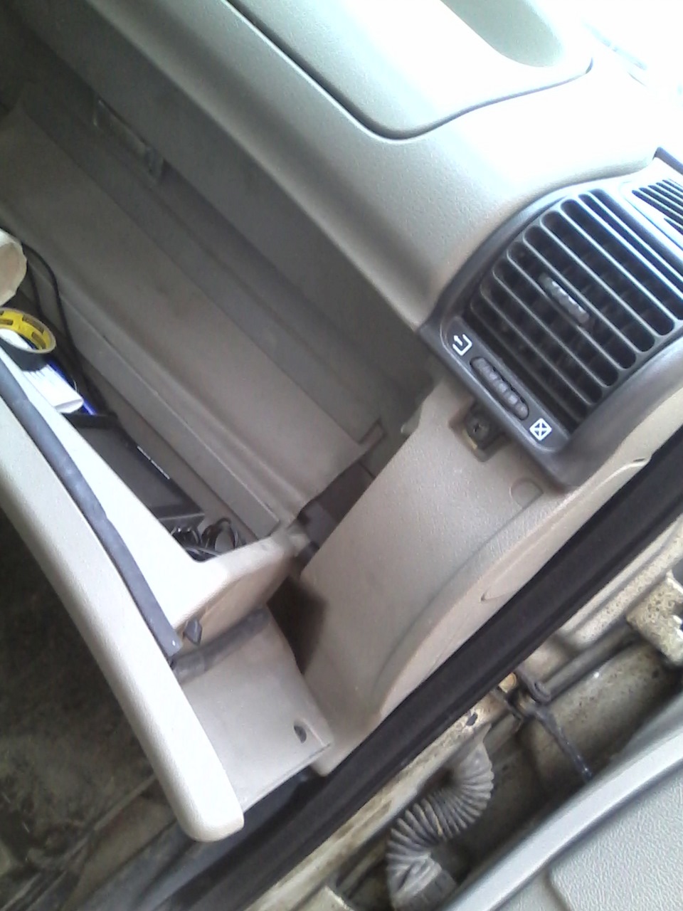 Уплотнить бардачок за 3мин — Lada Калина седан, 1,6 л, 2007 года ...