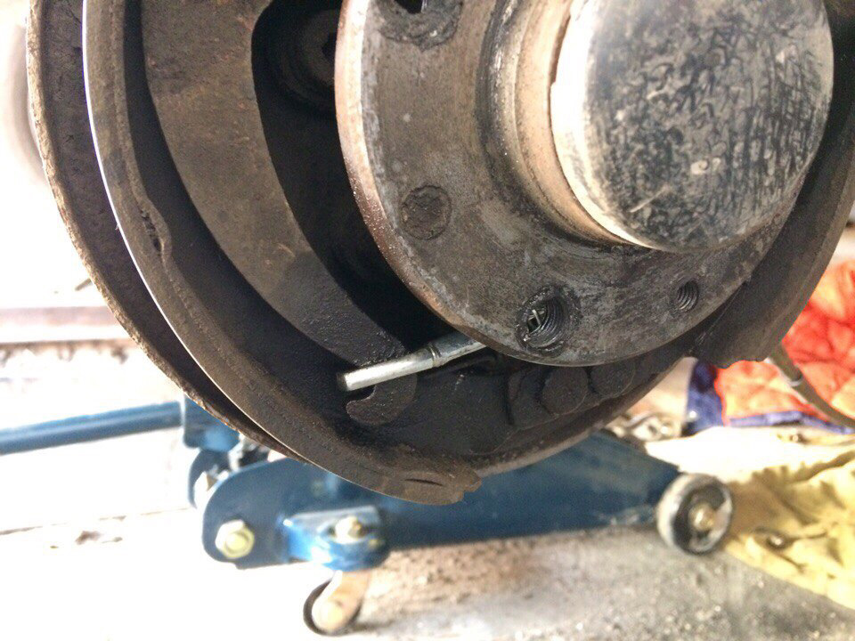 Замена сетки бензонасоса и тросов ручника — Lada 2115, 1,6 л, 2008 года ...