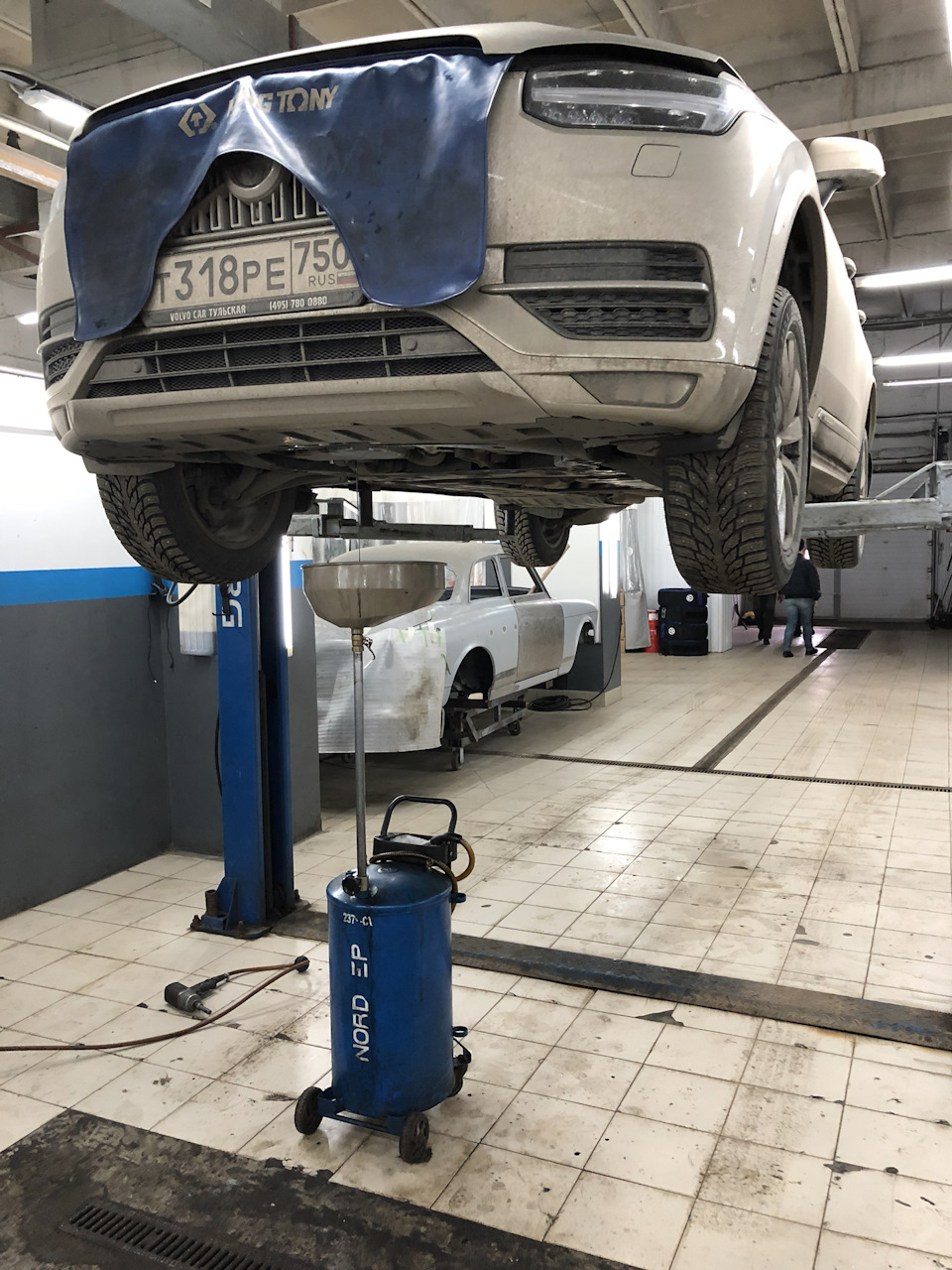 Промежуточная замена масла — Volvo XC90 (2G), 2 л, 2017 года | визит на ...