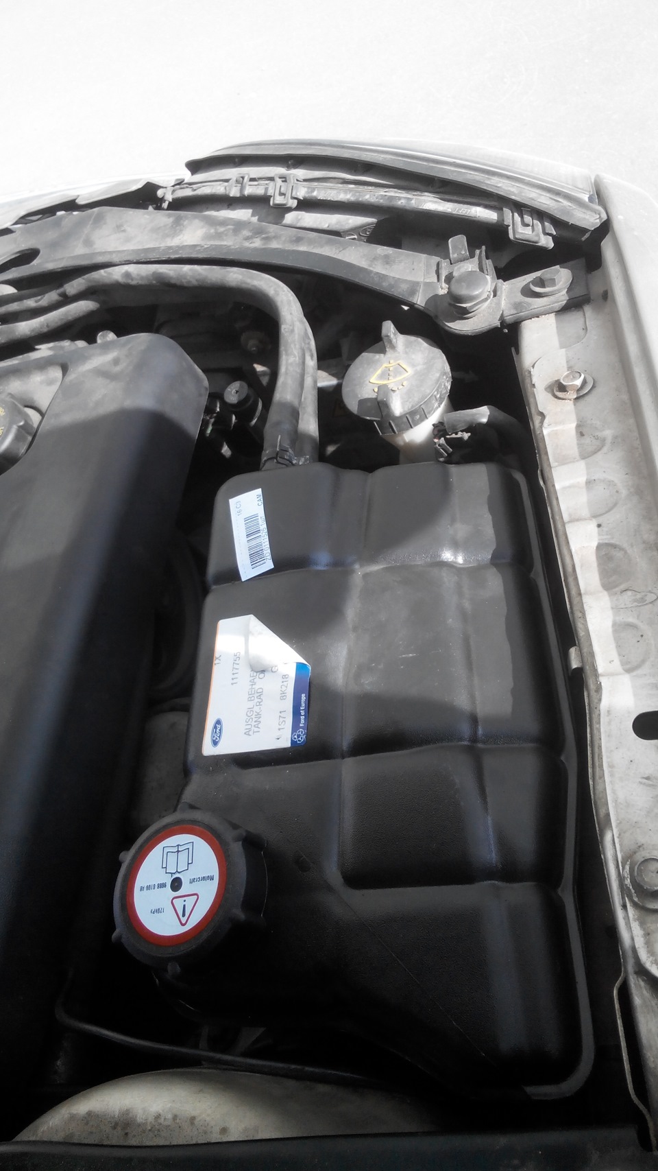 Потек расширительный бачок — Ford Mondeo III, 2 л, 2005 года | своими ...