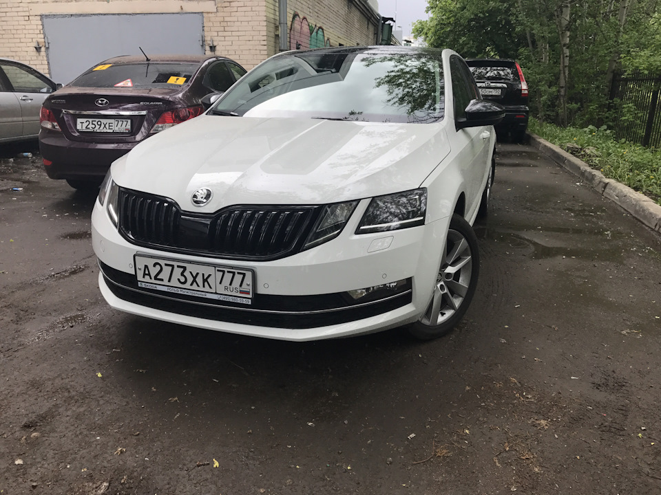 Запчасти шкода а7. Skoda Octavia a7 FL белая. Skoda a7 FL черная. Skoda Octavia a7 антихром.