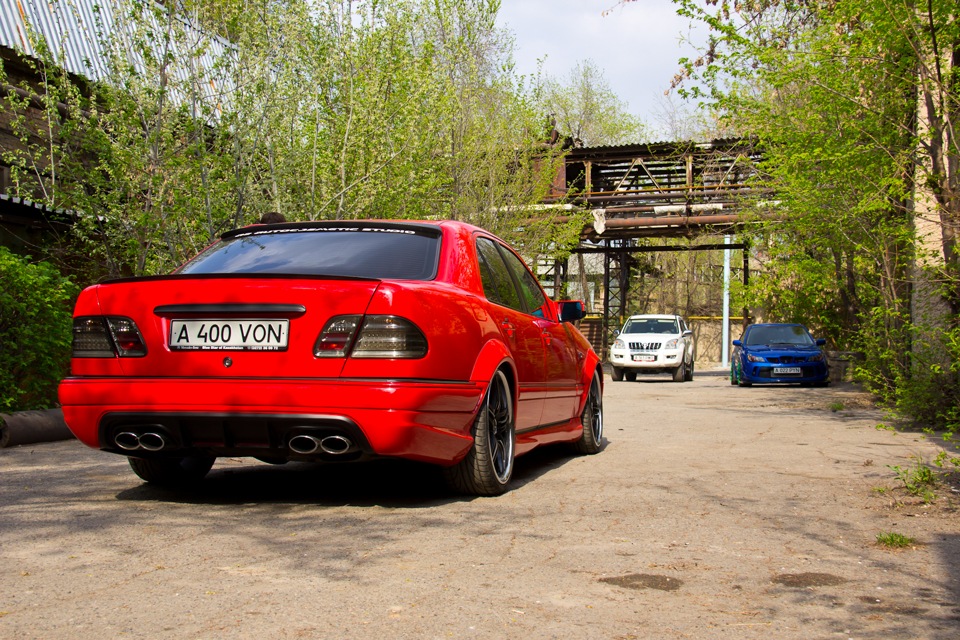 Mercedes Benz w210 красный