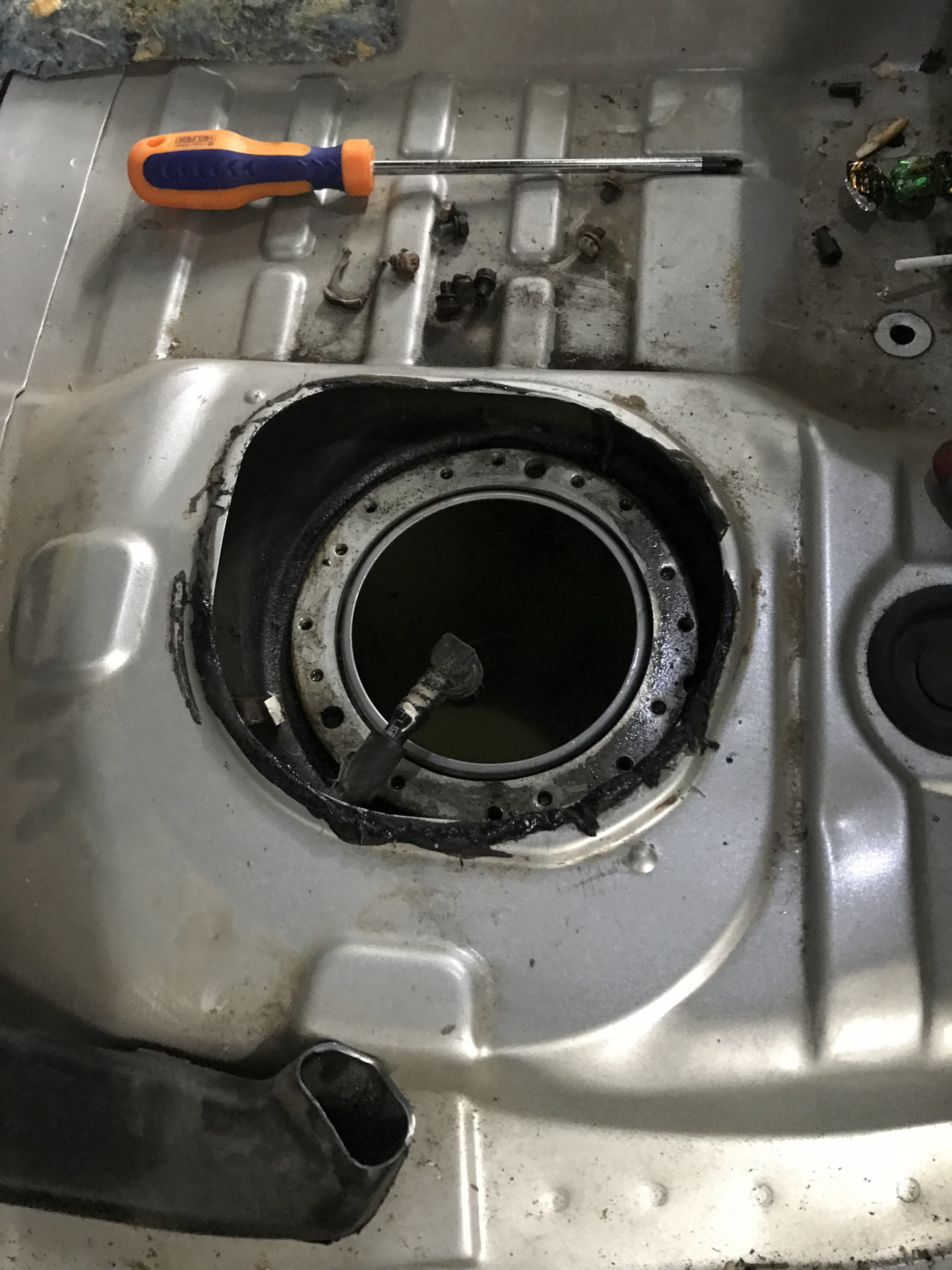 Замена регулятора давления топлива — Toyota Corolla Verso, 1,8 л, 2006 ...