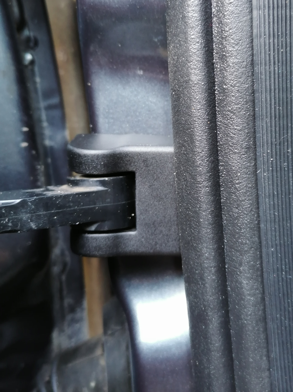 Конфирмат мне в порог. Накладки на петли ограничителей дверей. Заглушки ...