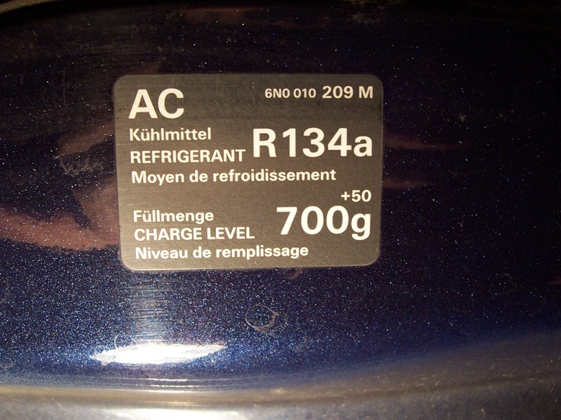 Хендай акцент сколько фреона. Емкость для кондиционера. Количество фреона в сплит системе. Табличка хладагента на машине. Сколько фреона в кондиционере.