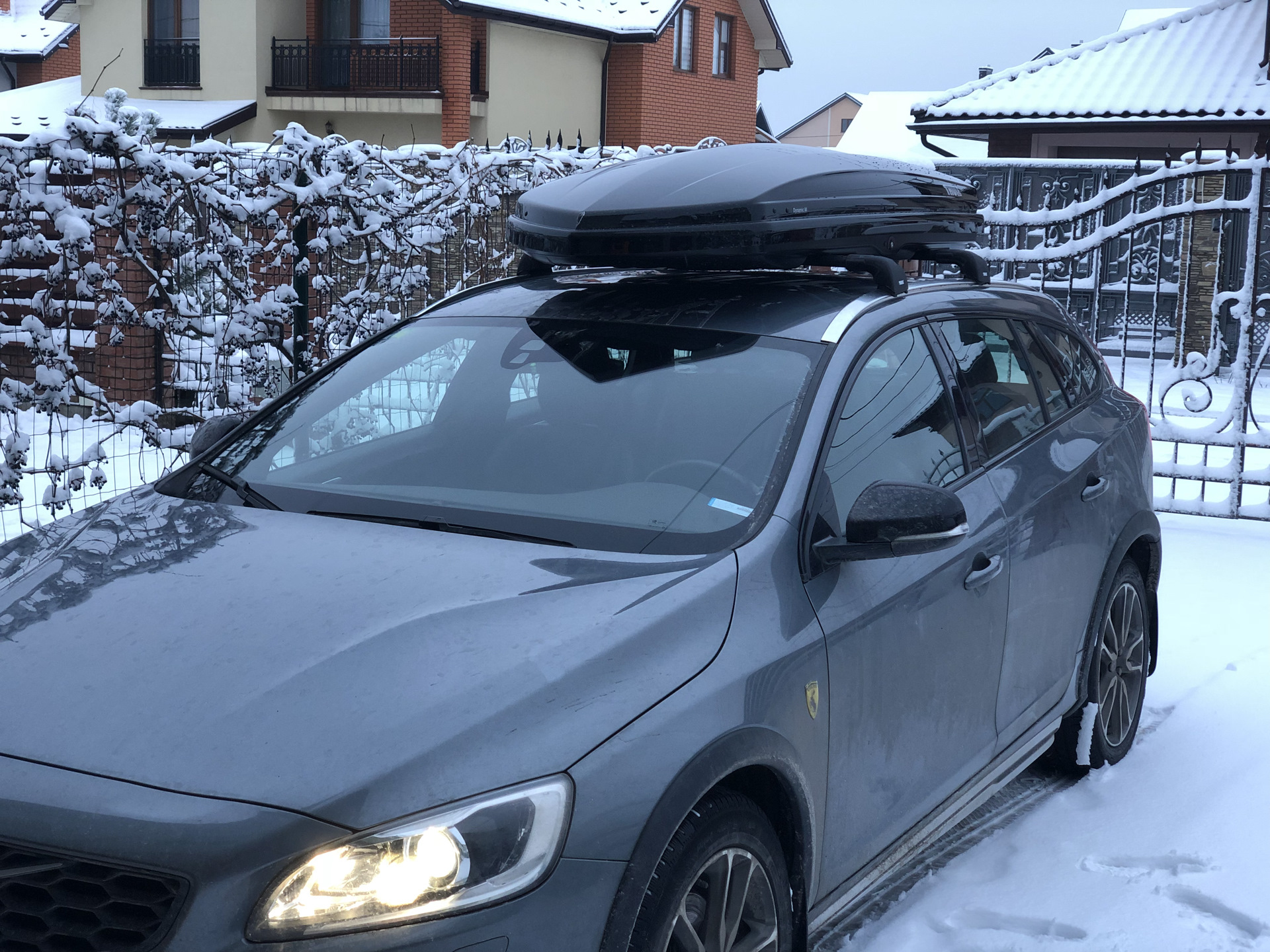 Volvo thule. Volvo Dynamic 800. Thule Dynamic 800. Багажник + бокс на Вольво v40. Volvo s60 Thule Box.