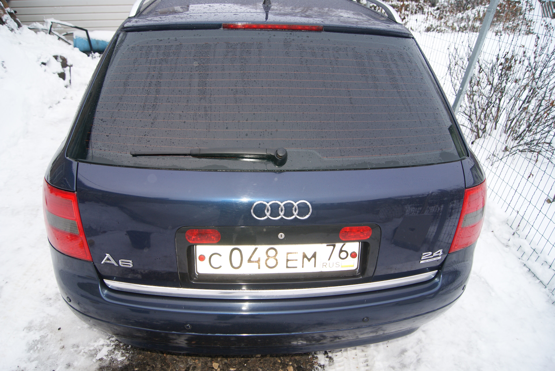 Задний дворник ауди а6. Фишка дворников ауди а6 с5. Задний дворник ауди а6. Разъем заднего дворника ауди а6 с5. Размер дворников ауди а6 с5.