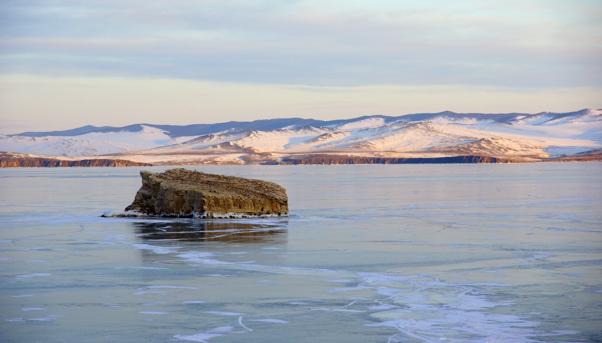 Остров Шарга Даган в проливе Малое море