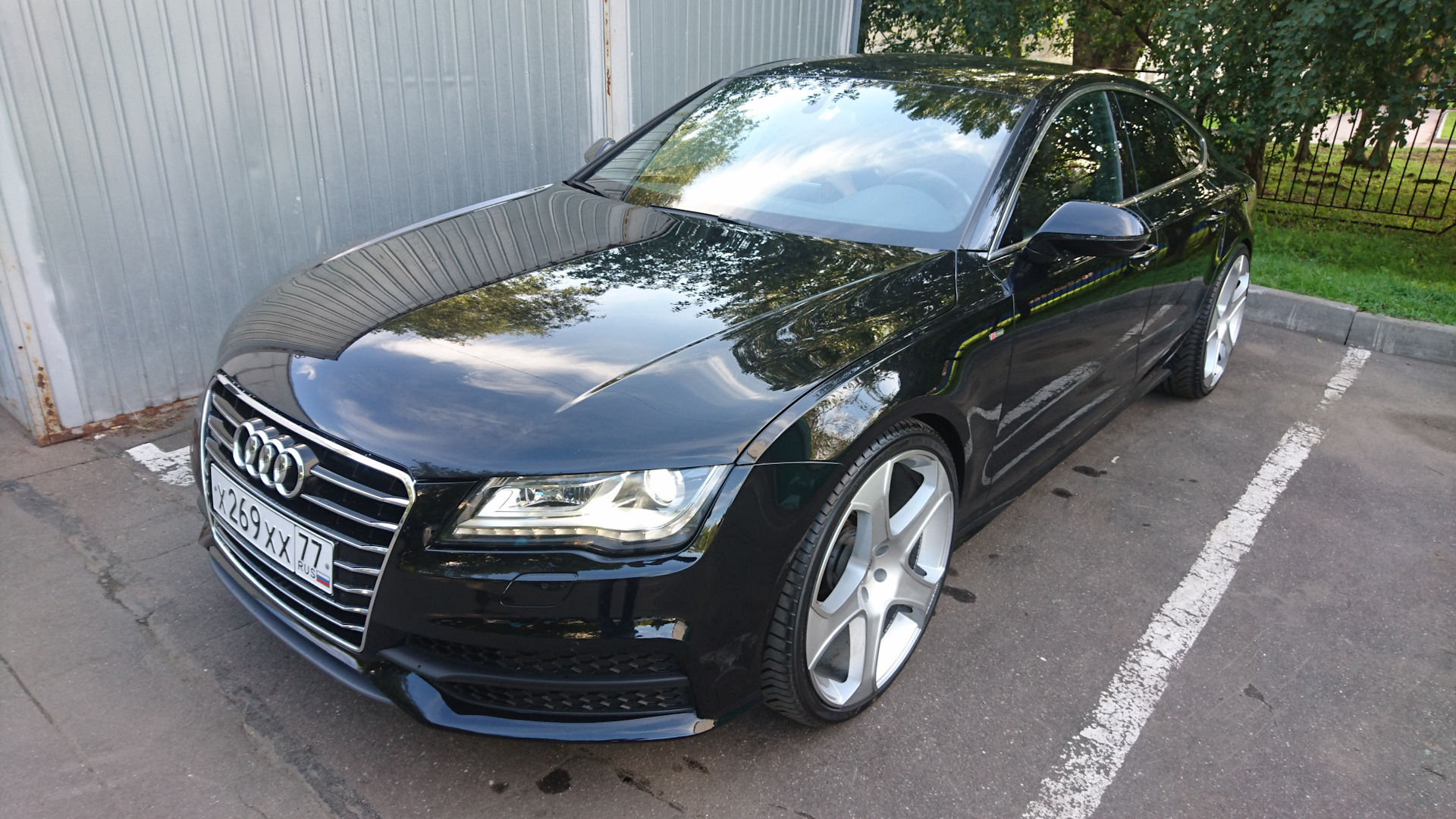 Белая Audi a7 r20