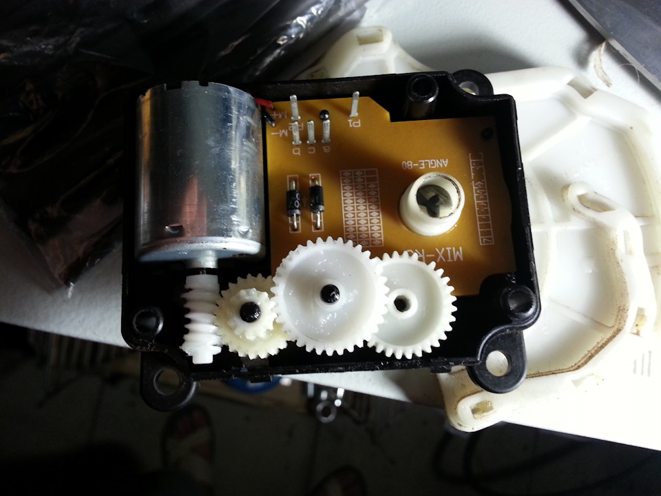 привод заслонки климат контроля. моторчик заслонок климат контроля киа спортаж 2.