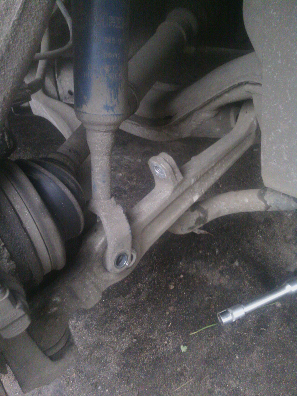 нижние рычаги подвески . — Audi A4 (B5), 1,6 л, 1997 года | своими ...