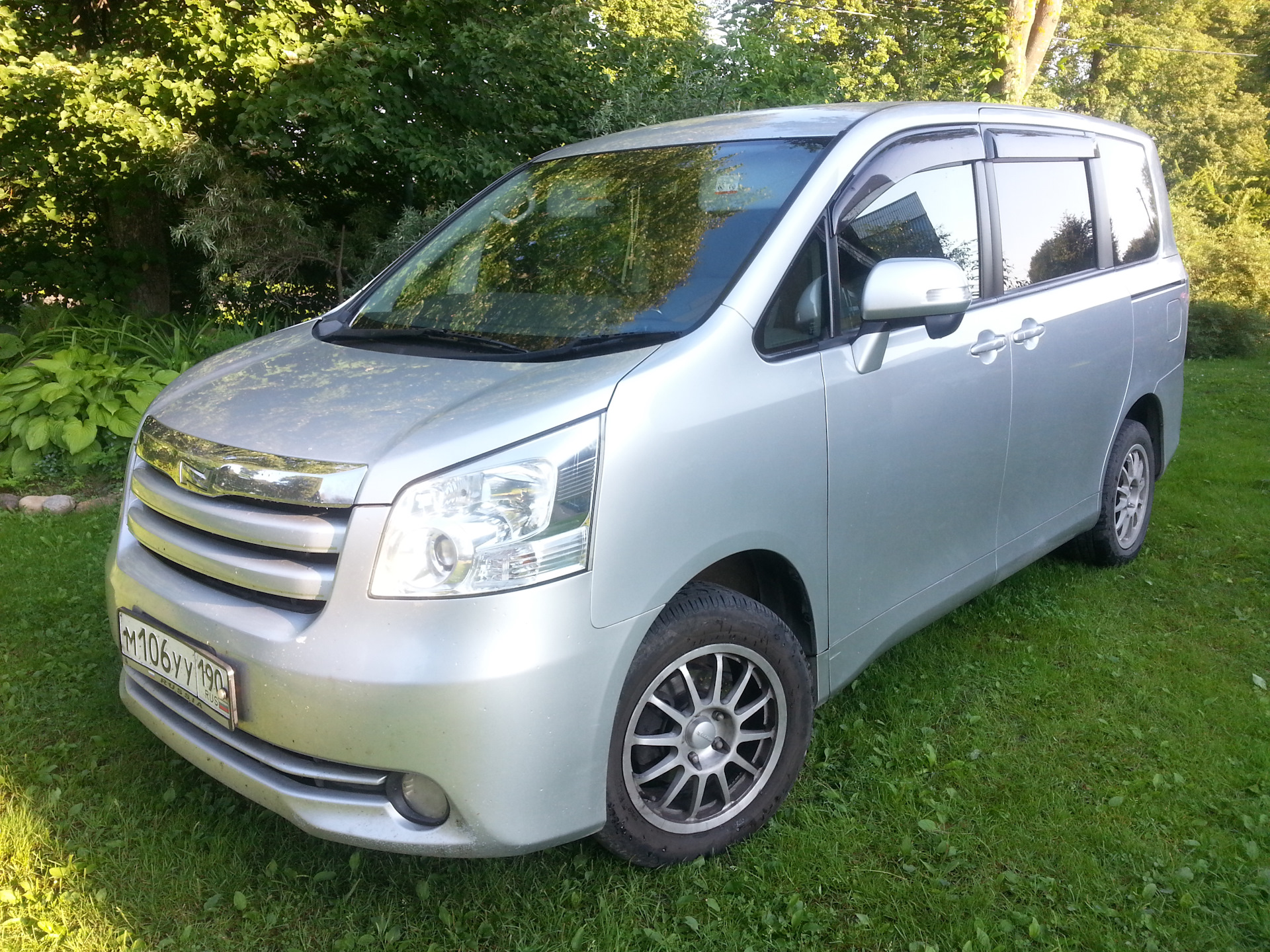 Toyota noah. Тойота Noah. Toyota Noah 2.4. Тойота Ноах 20005. Тойота Ноах Bordeaux FF.